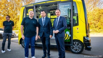 Automotive Forum Zwickau 2025 - Ministerpräsident Michael Kretschmer fährt autonom im Shuttle von Bertandt