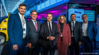 Automotive Forum Zwickau 2025 - Gruppenbild mit Andreas Wächtler vom AMZ Sachsen, Prof. thomas Edig von Volkswagen Sachsen, Ministerpräsident Michael Kretschmer, Eva Baumeister von Vodafone und Dirk Vogel vom AMZ Sachsen