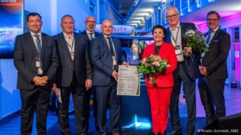 Gruppenfoto mit dem Trägher des August-Horch-Ehrenpreisträgers Dr. Jens Trepte und der Jury, bestehend aus AMZ Sachsen, DRH Vermögensverwaltung, August Horch Museum und IHK Chemnitz
