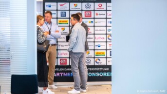 Automotive Forum Zwickau 2025 - Netzwerken vor der Sponsorenwand